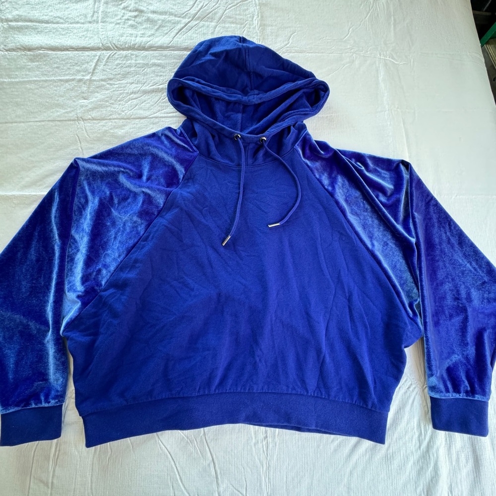 Victoria Sport Women's Blue Velvet Raglan Sleeve Cropped Hoodie Medium